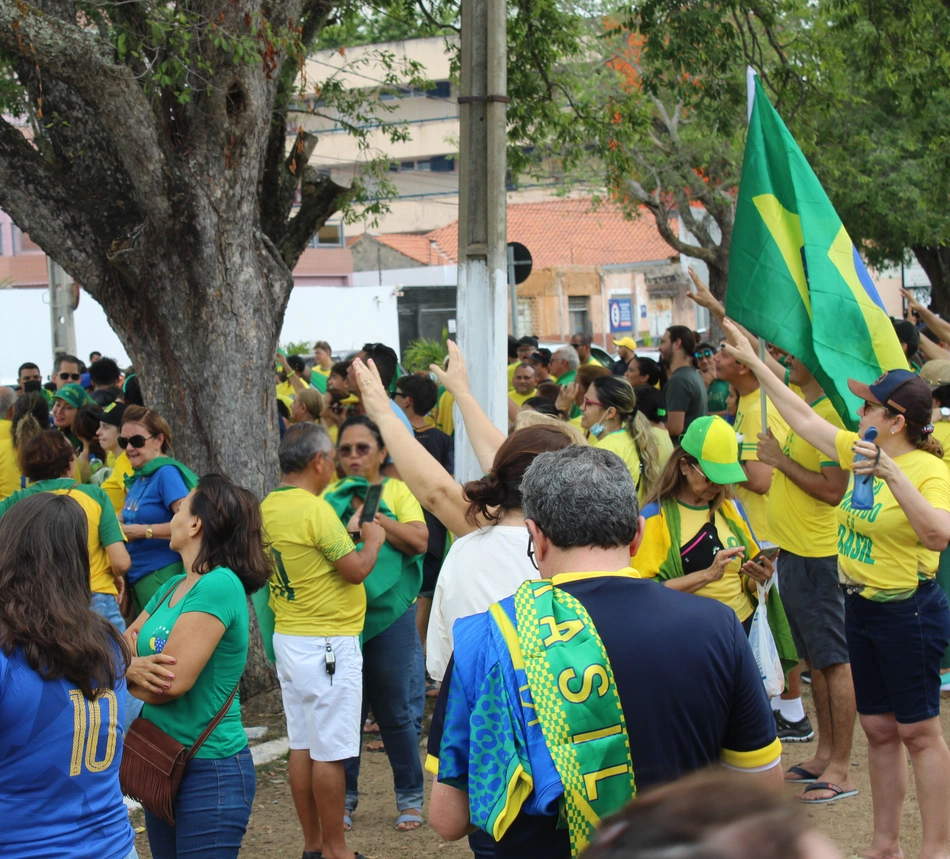 Manifestantes em frente ao Quartel