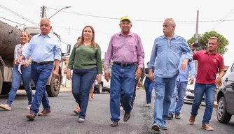 Doutor Pessoa visita obra de pavimentação na rua Espírito Santo, na zona Norte de Teresina.