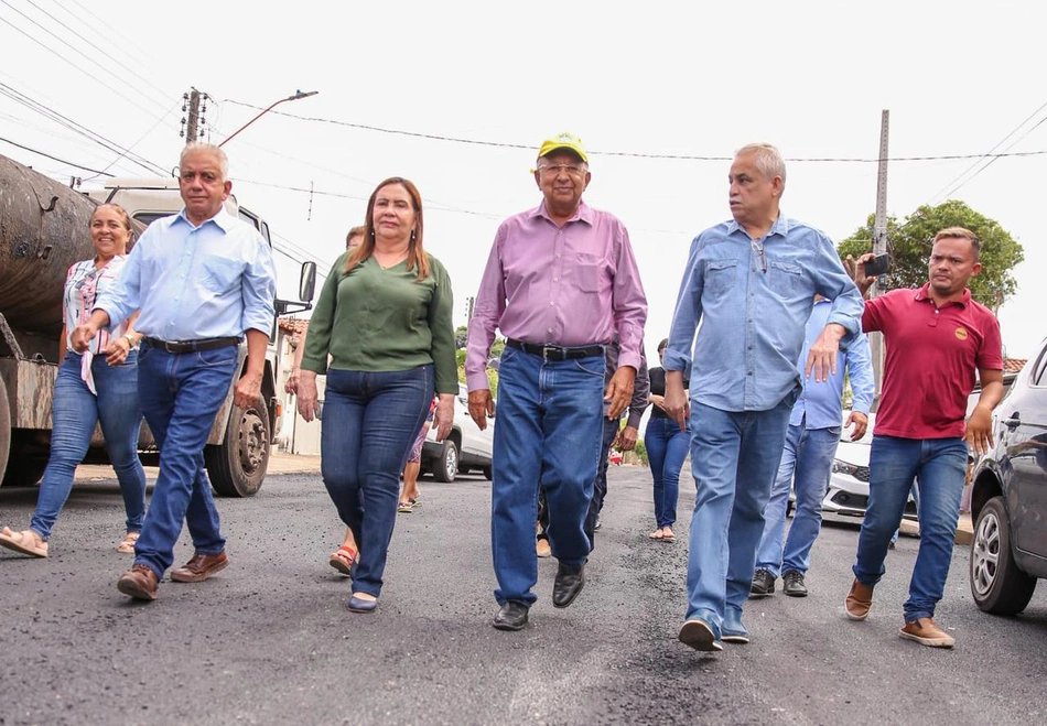 Doutor Pessoa visita obra de pavimentação na rua Espírito Santo, na zona Norte de Teresina.