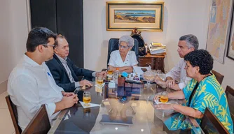 Reunião com equipe de transição e Regina Sousa.