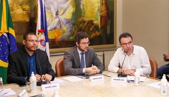 Reunião no Salão Nobre do Palácio da Cidade.