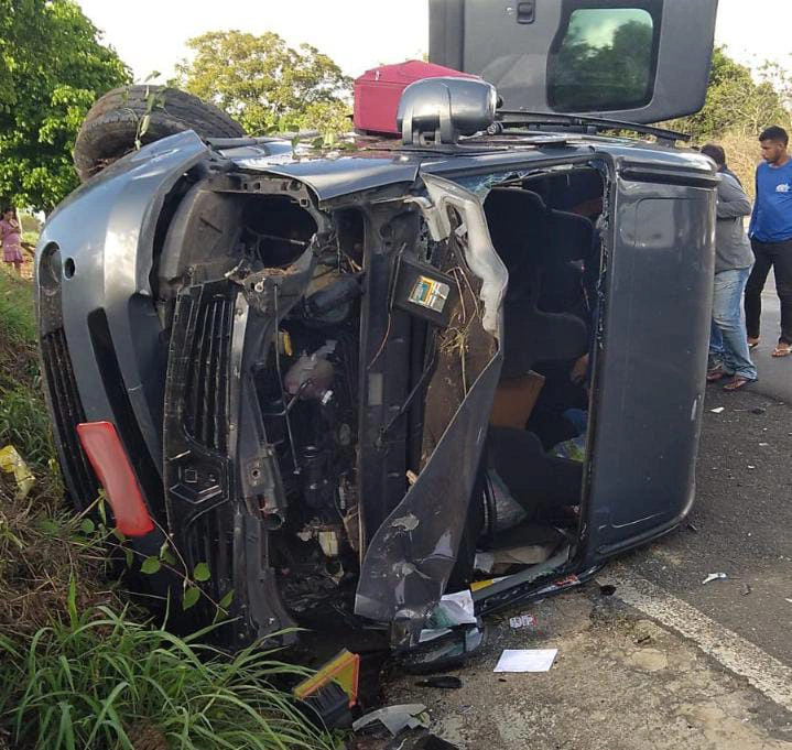 Van capota após colidir com caminhonete em Lagoinha do Piauí