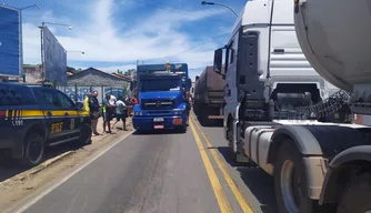 Homem fica gravemente ferido após colidir com caminhão na BR 343 em campo Maior.