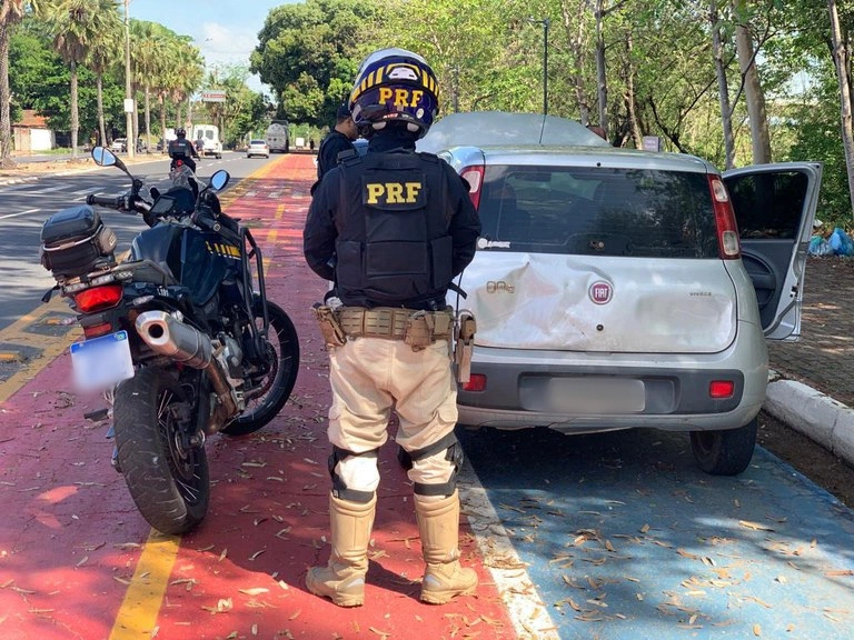 Polícia Rodoviária Federal recupera carro furtado em Brasília.