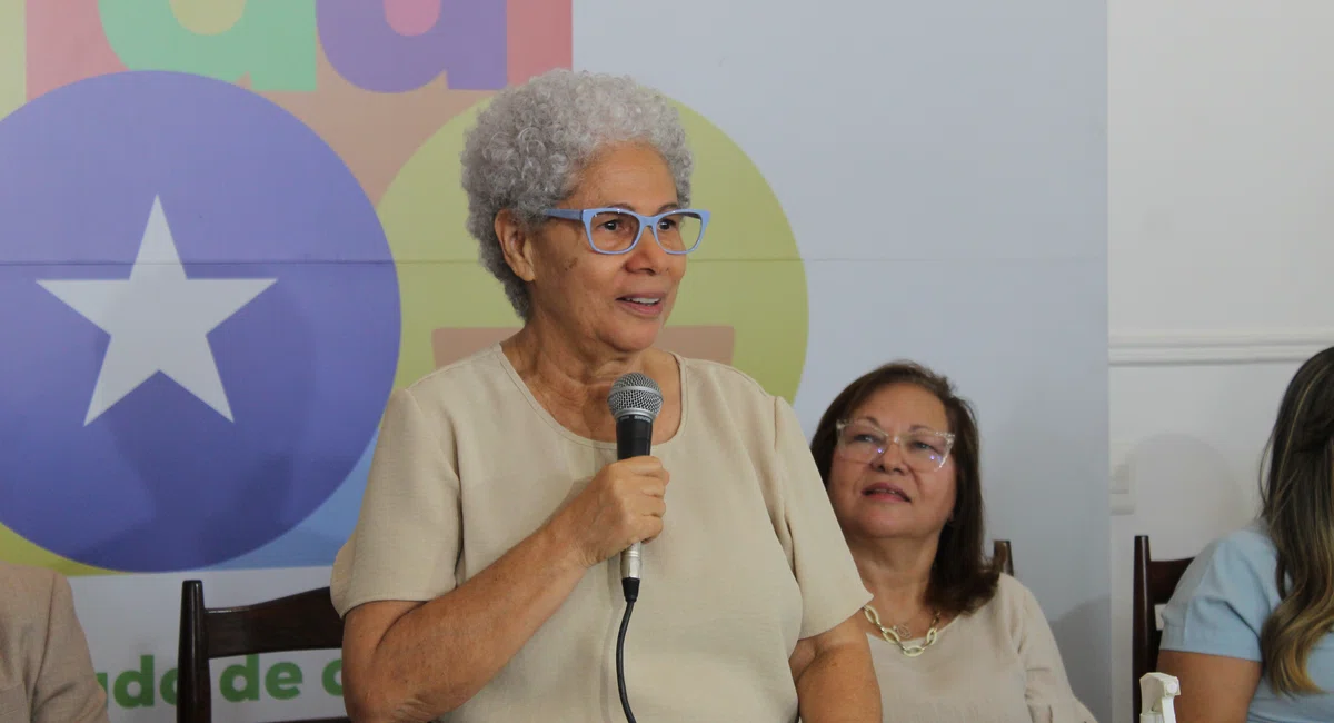 Regina Sousa entrega Passe Livre 2022 para estudantes