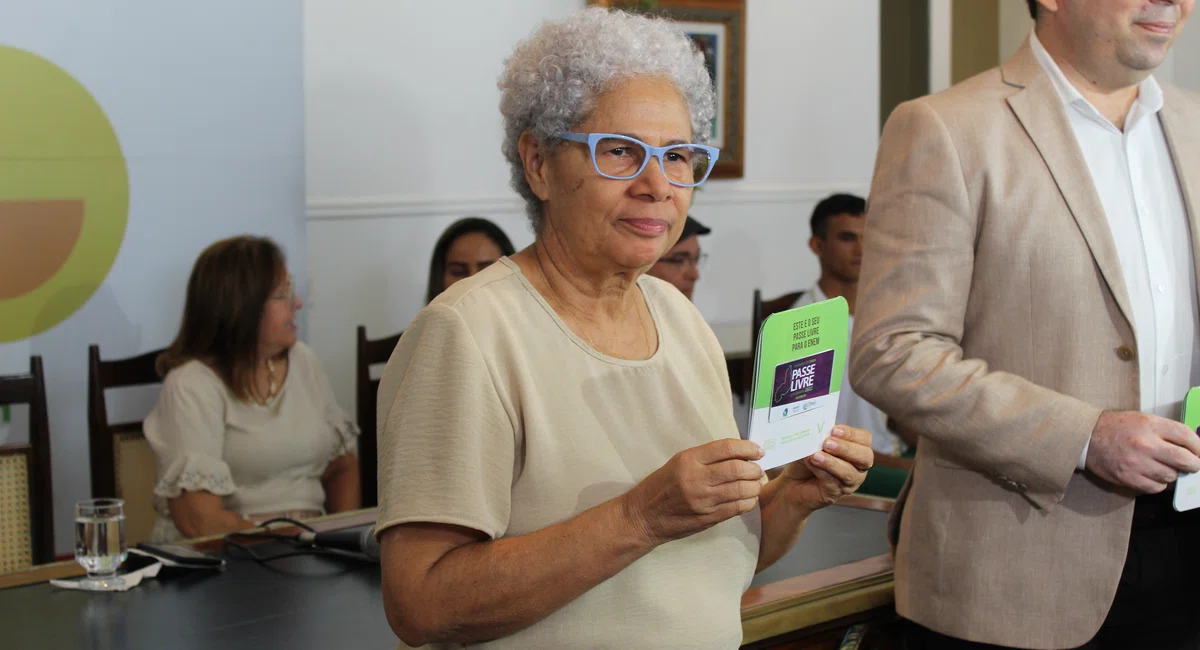 Regina Sousa entrega Passe Livre 2022 para estudantes