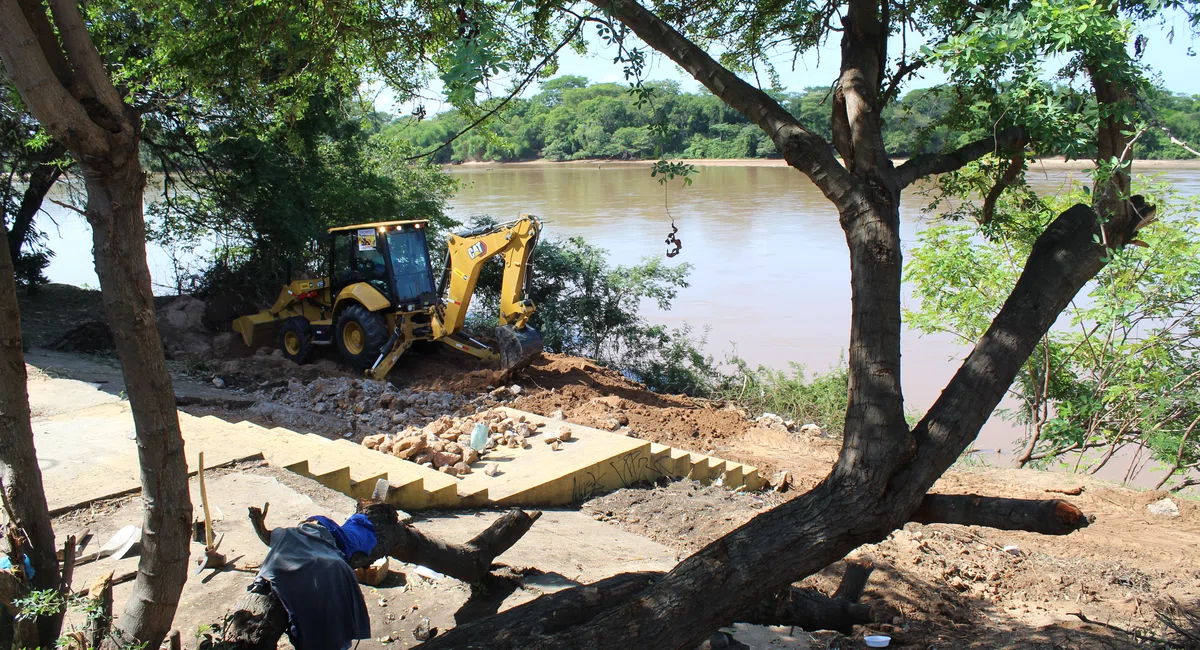 Construção do píer flutuante de Teresina