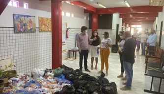 Ênio Portela e a primeira-dama Samara Conceição entregam doações à Semcaspi.
