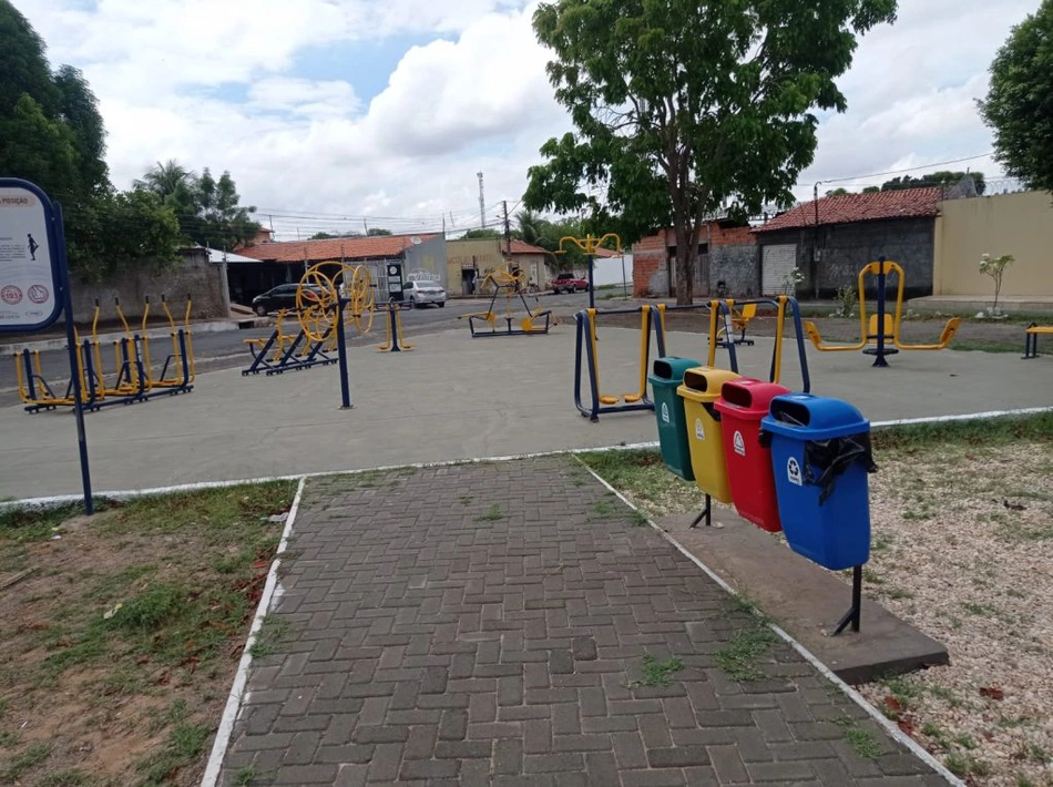 Praça do Ginásio Pato Preto, localizado no bairro Mocambinho.