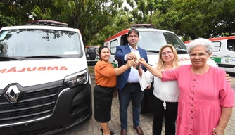 Regina Sousa em solenidade para entrega de ambulâncias.