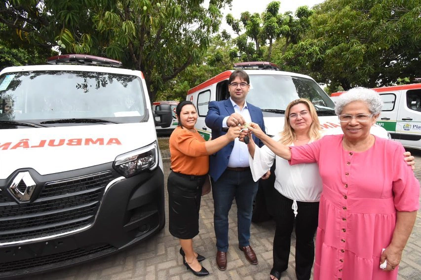 Regina Sousa em solenidade para entrega de ambulâncias.