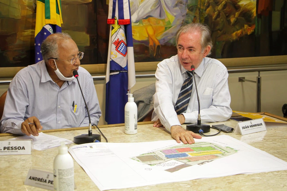 Dr. Pessoa e João Henrique durante reunião com equipe da FMS.