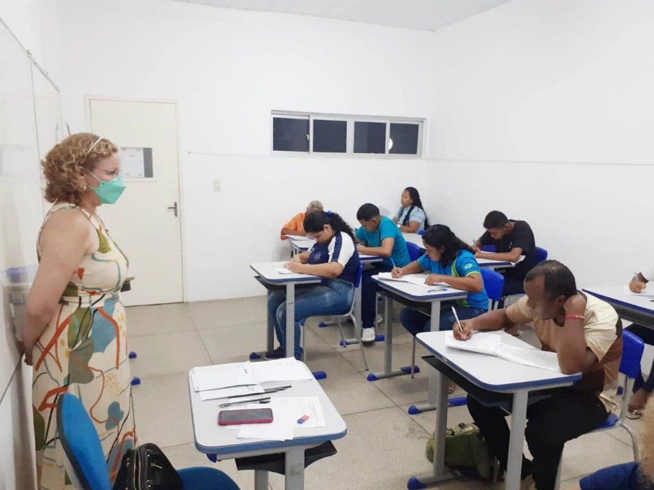 Estudantes matriculados no Educação de Jovens e Adultos (EJA).