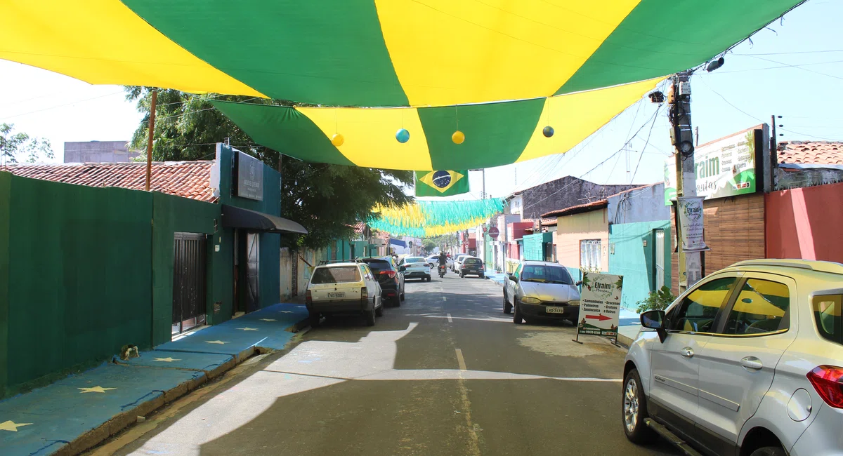 Moradores decoram ruas de Teresina em comemoração para a Copa