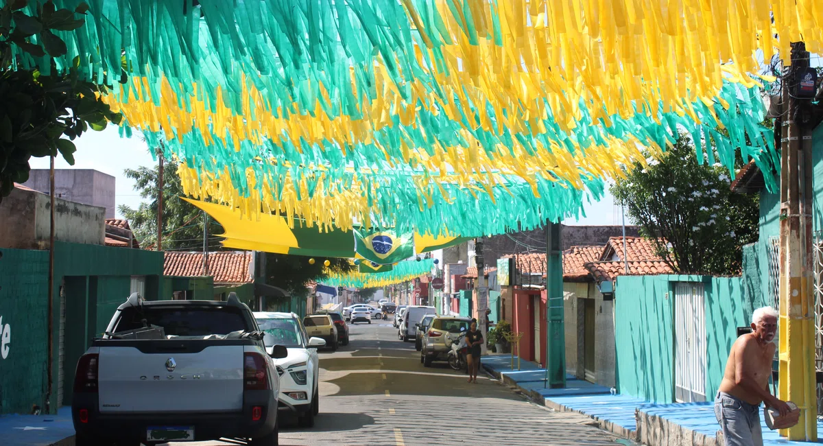 Moradores decoram ruas de Teresina em comemoração para a Copa