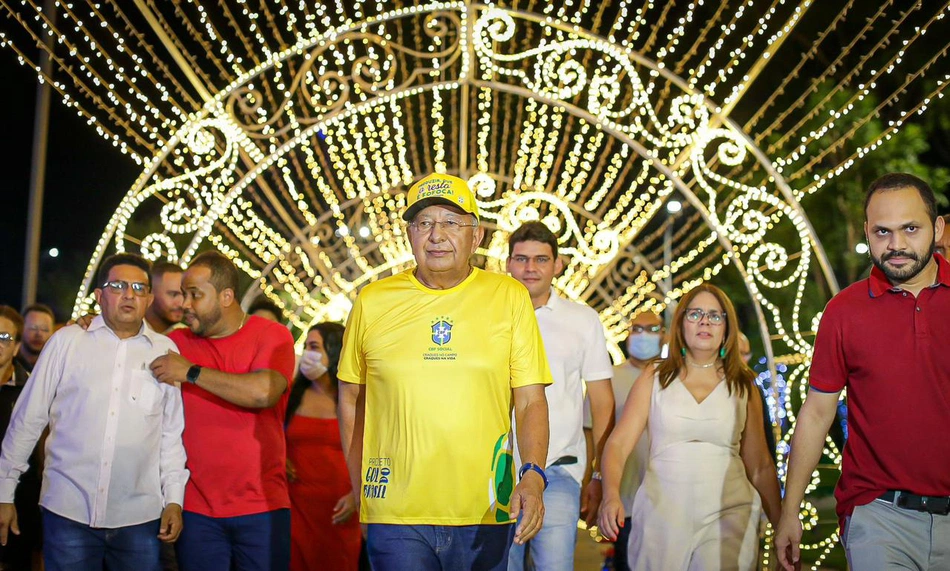 Entrega da decoração de natal em Teresina.