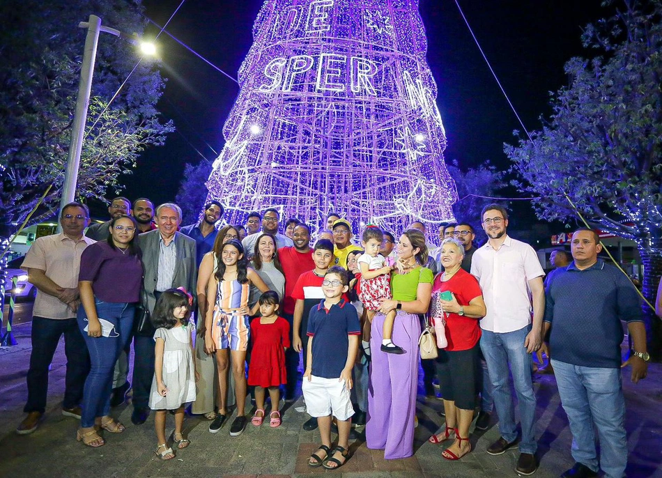 Entrega da decoração de natal em Teresina.