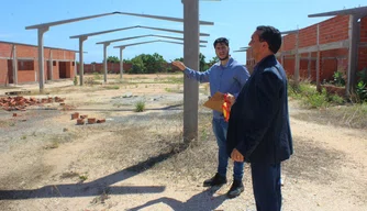 Secretário Nouga Cardoso e equipe da Semec avalia retomada de obra em Teresina.