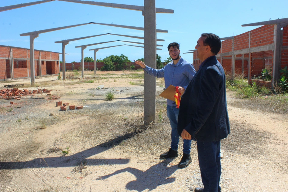 Secretário Nouga Cardoso e equipe da Semec avalia retomada de obra em Teresina.