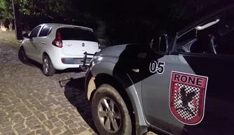 Polícia Militar recupera carro na Vila Mocambinho.