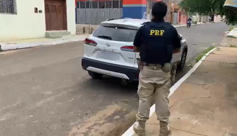 PRF apreende carro clonado na BR 316, em Valença do Piauí