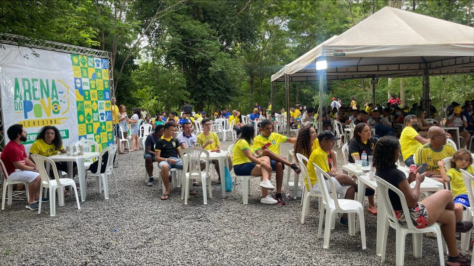 Torcedores assistem a copa na Arena do Povo em Teresina.