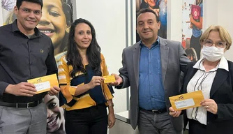 Nouga Cardoso entrega cartão auxílio-alimentação para servidores.