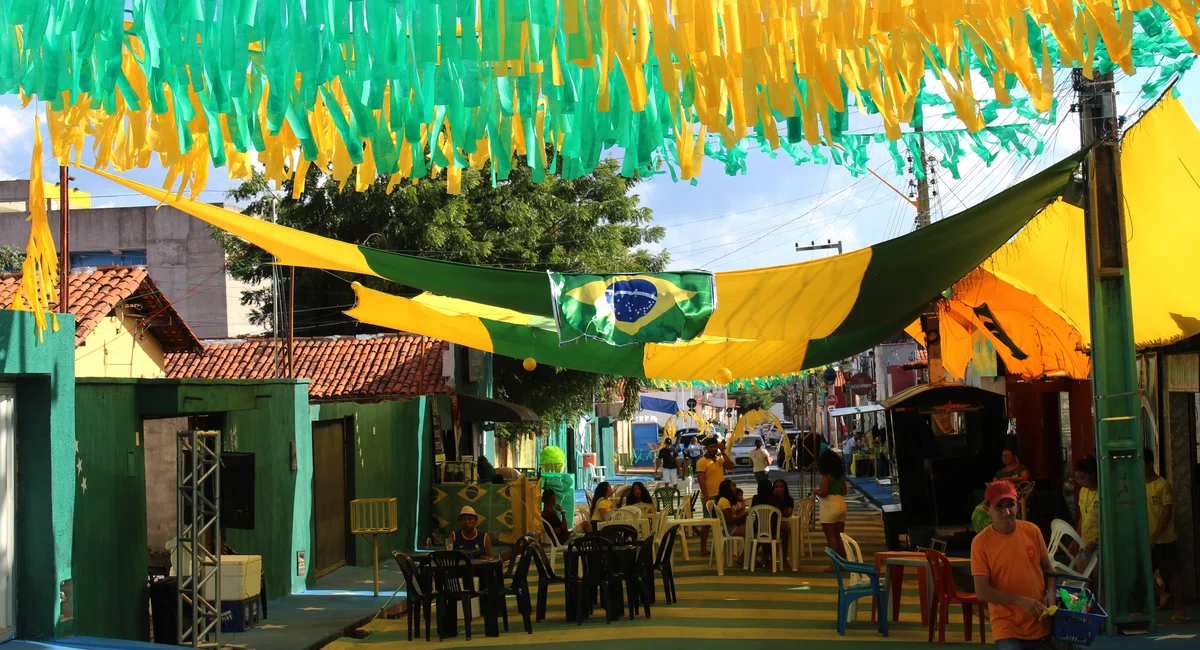 Torcedores assistem Brasil X Camarões na Rua da Copa em Teresina.