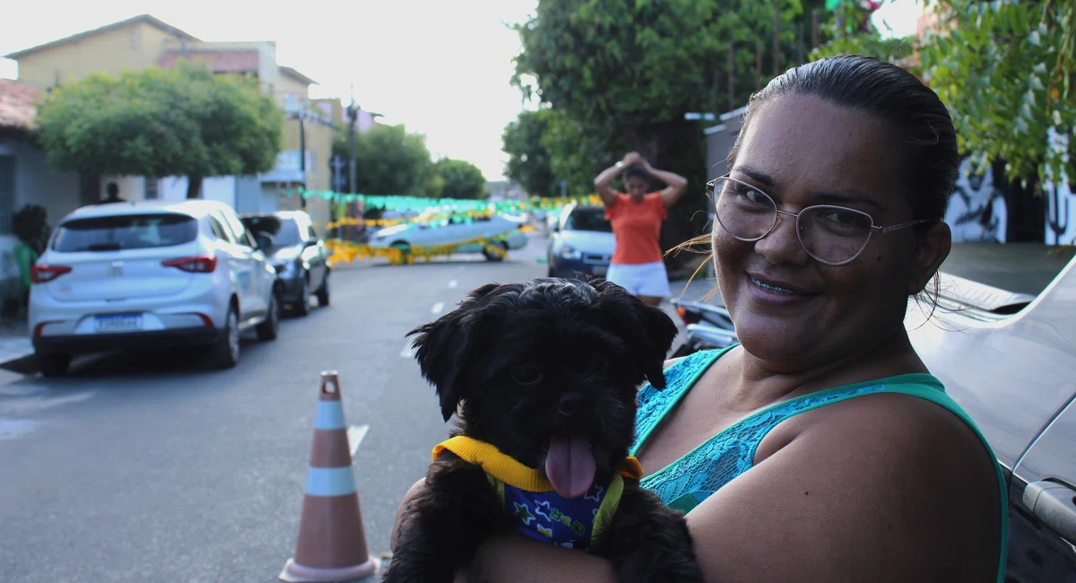 Torcedores assistem Brasil X Camarões na Rua da Copa em Teresina.