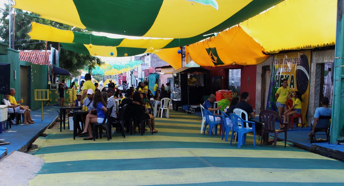 Torcedores assistem Brasil X Camarões na Rua da Copa em Teresina.