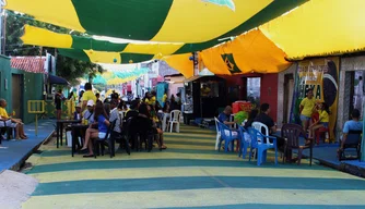 Torcedores assistem Brasil X Camarões na Rua da Copa em Teresina.