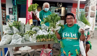 Prefeitura e SEMP realizam feira de agricultura na praça Rio Branco.