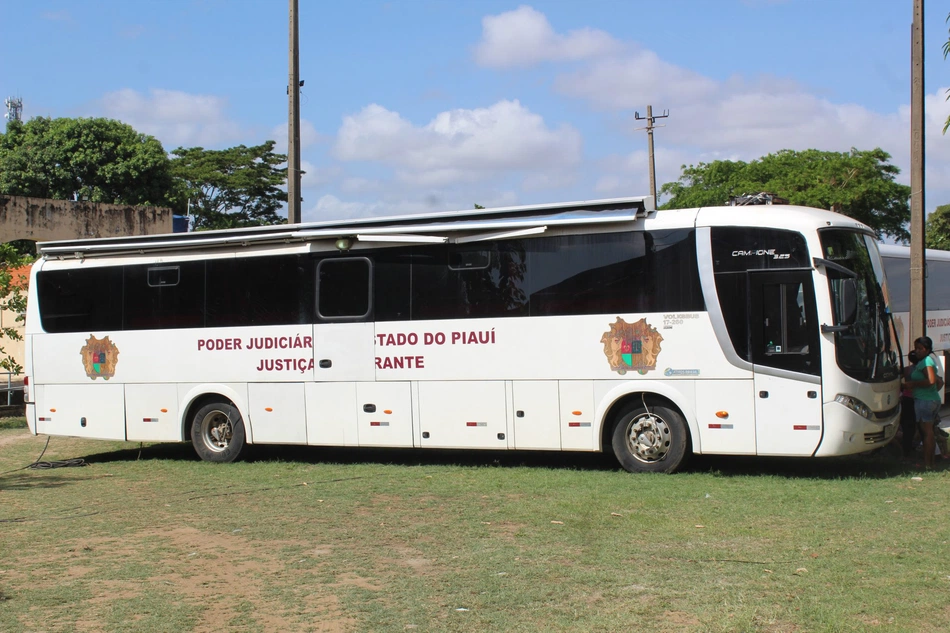 Carro da Justiça Itinerante que atua nos municípios do Piauí.