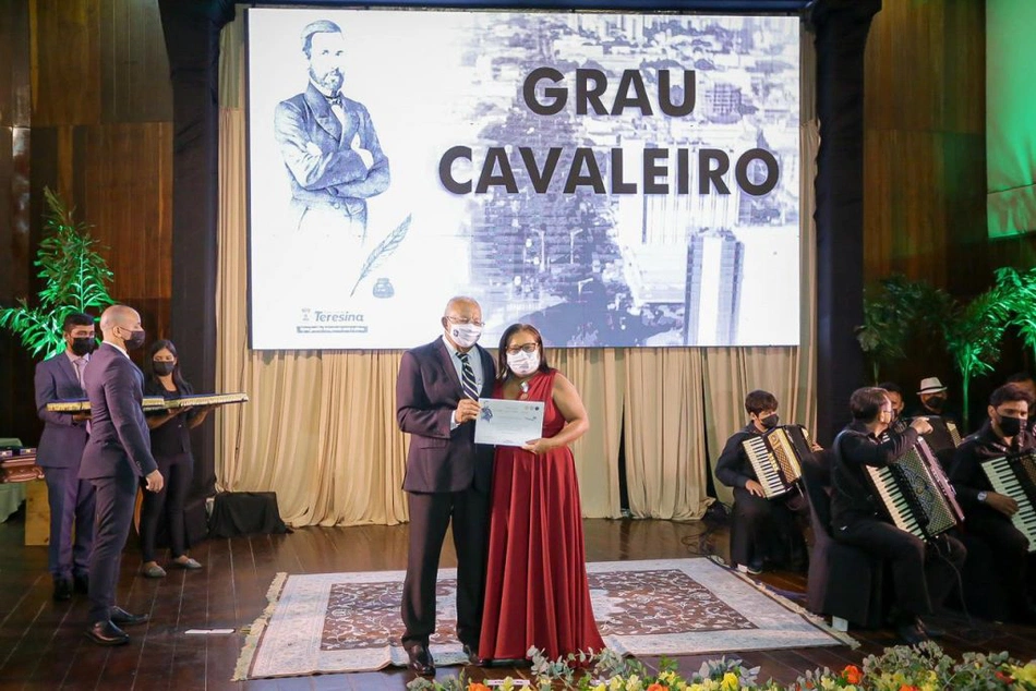 Dr. Pessoa homenageia personalidades e instituições com medalha.