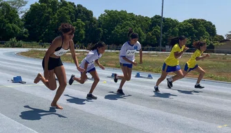 Estudantes disputam jogos escolares municipais.