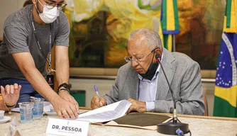 Dr. Pessoa sanciona lei que permite entrada de pets em supermercados