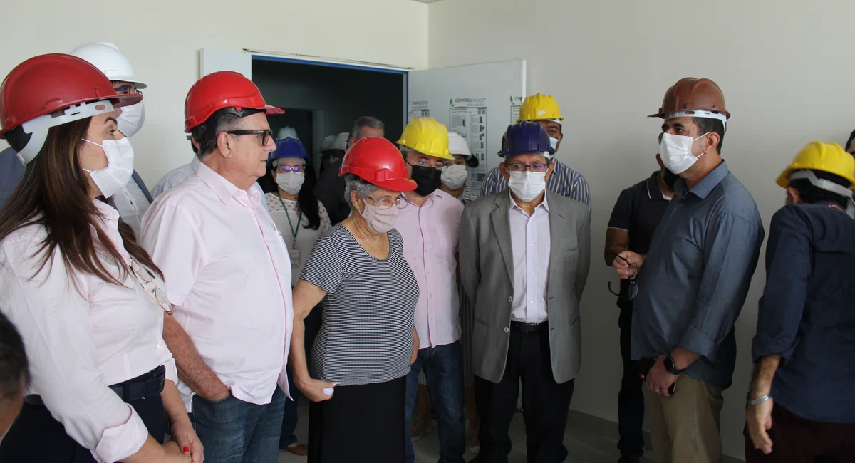 Regina Sousa visita obra da nova maternidade de Teresina