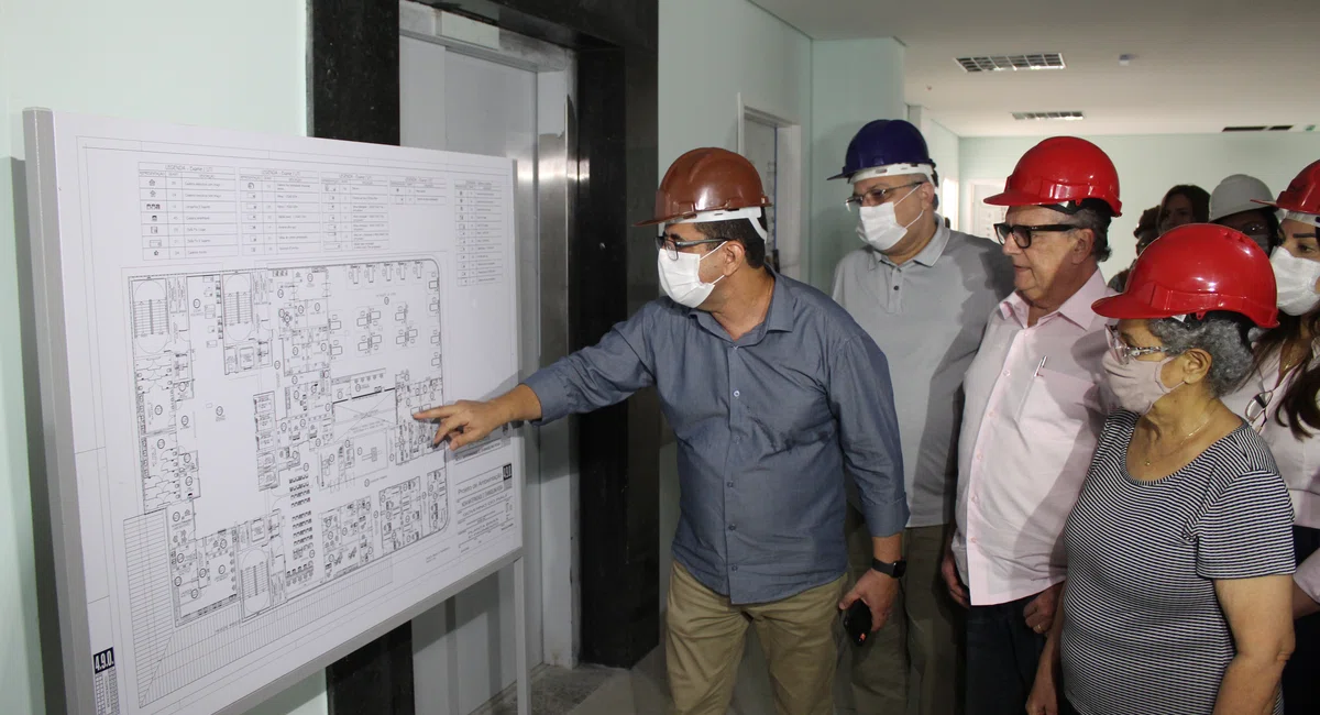 Regina Sousa visita obra da nova maternidade de Teresina