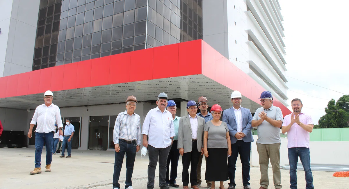 Regina Sousa visita obra da nova maternidade de Teresina