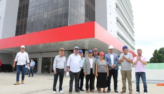 Regina Sousa visita obra da nova maternidade de Teresina