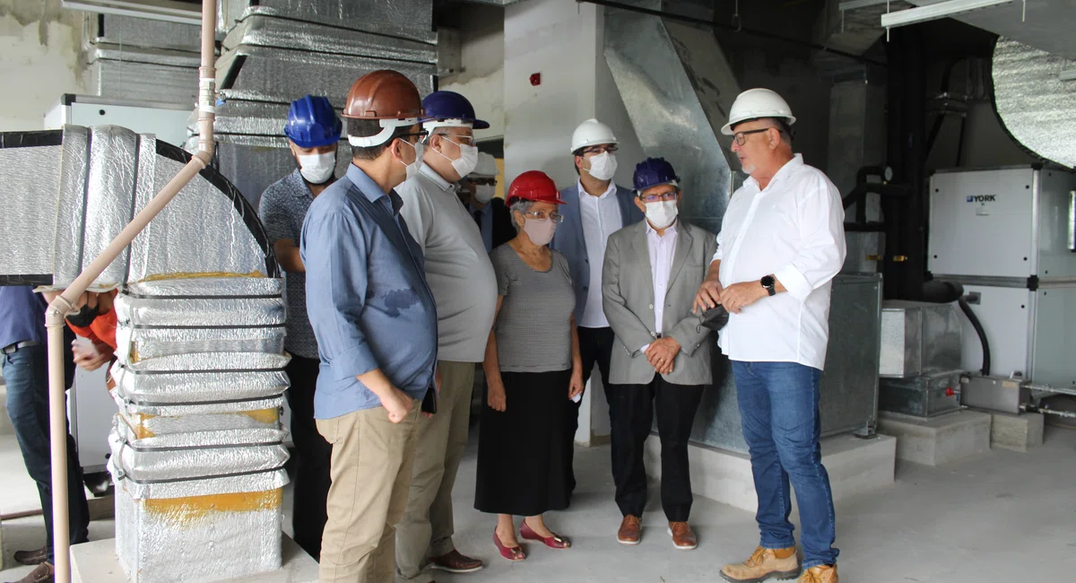 Regina Sousa visita obra da nova maternidade de Teresina