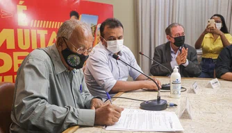 Dr. Pessoa assina ordem de serviço para construção de campos de futebol.