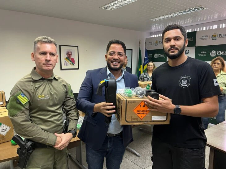 Entrega de armamentos e munições para policiais penais no Piauí