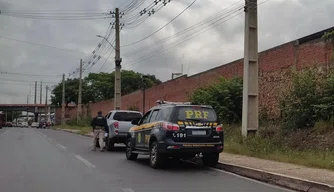 Carro furtado em SP é recuperado pela PRF na BR 316 em Teresina.