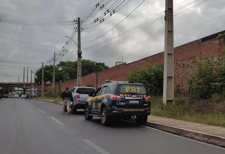 Carro furtado em SP é recuperado pela PRF na BR 316 em Teresina.