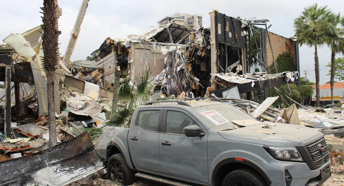 Explosão destrói restaurante, lojas e apartamentos na zona Leste