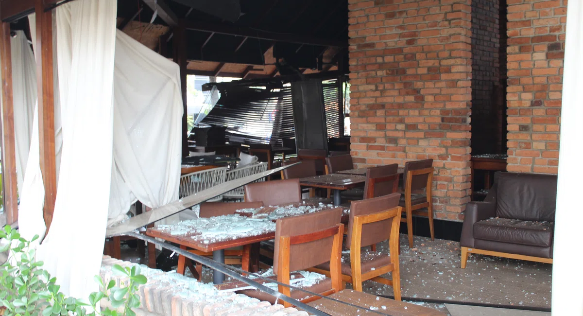 Explosão destrói restaurante, lojas e apartamentos na zona Leste