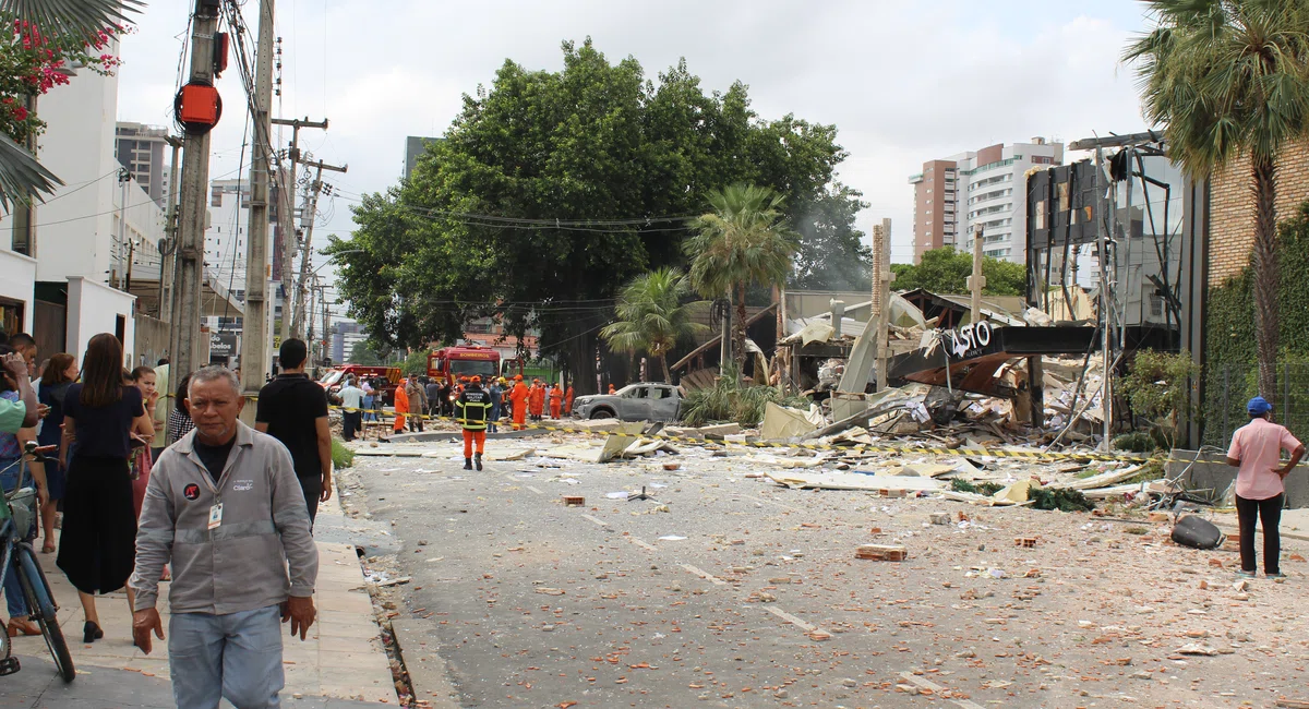 Explosão destrói restaurante, lojas e apartamentos na zona Leste