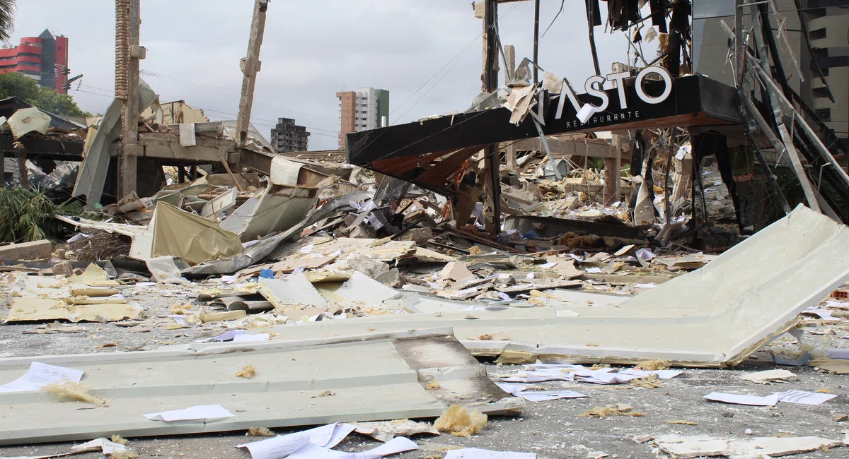 Explosão destrói restaurante, lojas e apartamentos na zona Leste