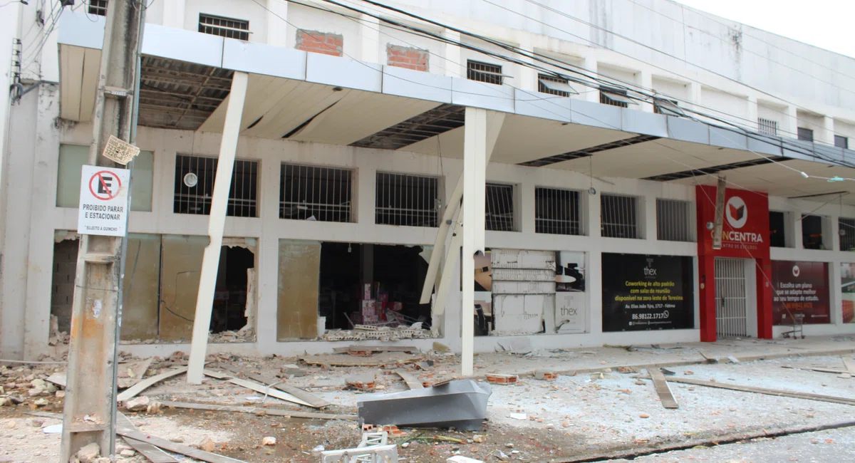 Explosão destrói restaurante, lojas e apartamentos na zona Leste